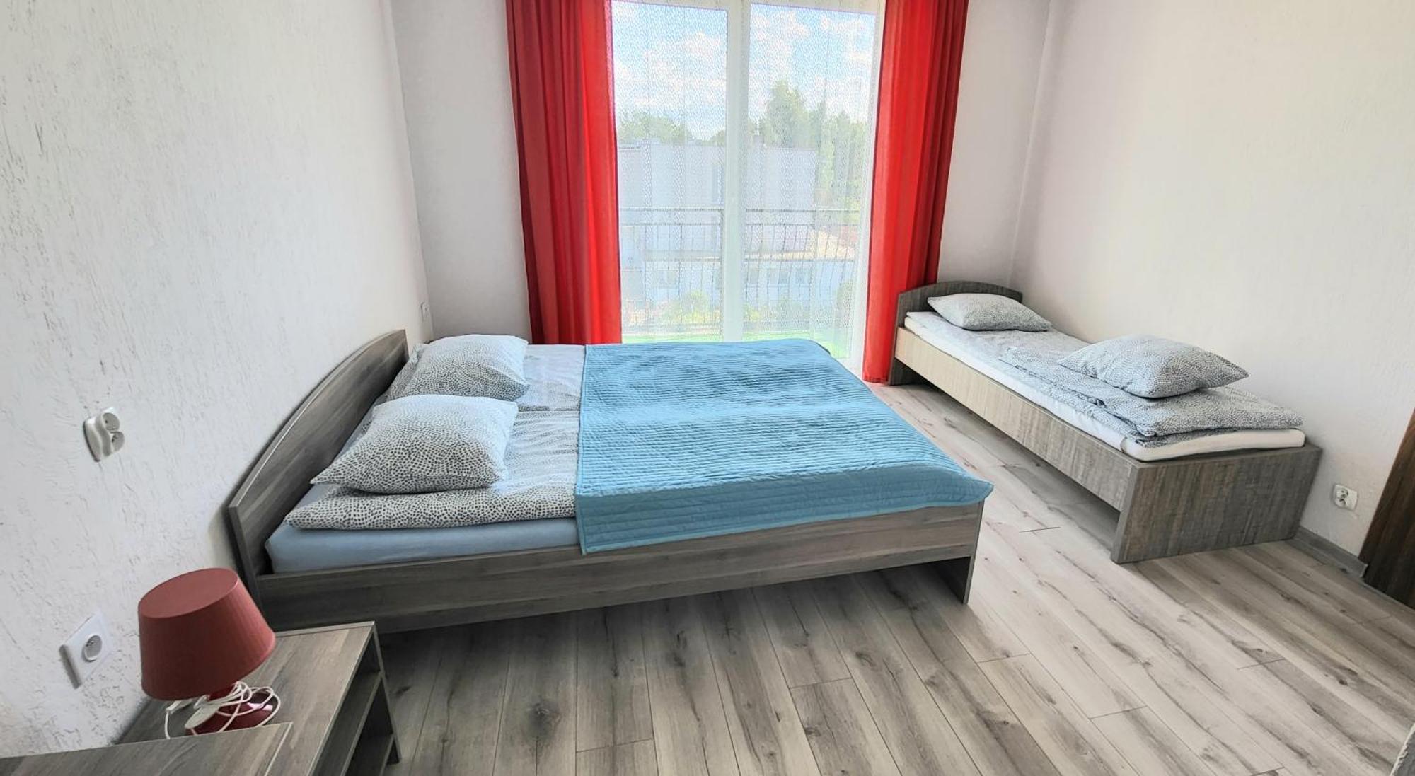 Emada- Pokoje Goscinne I Studia Ostrowo  Rum bild
